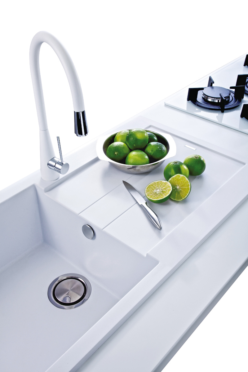 Почему акриловые мойки выигрывают у полиэфировых