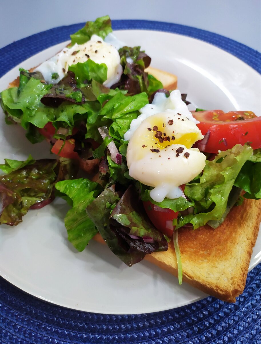 Яйца пашот с салатом на тостах: идеальный завтрак за считанные минуты