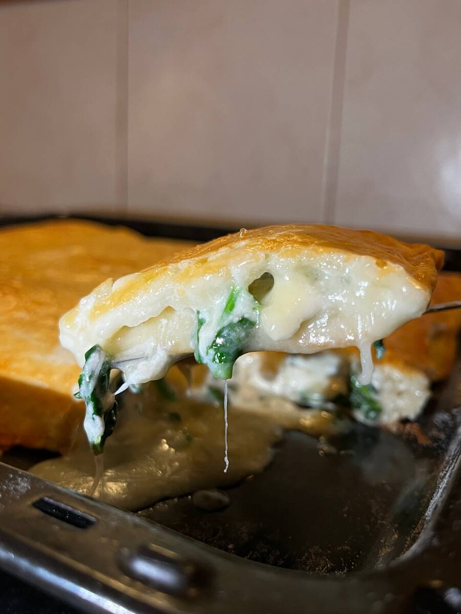 Сырный пирог с бри и шпинатом