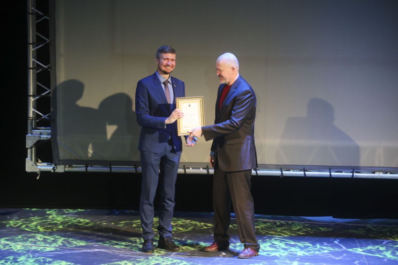 Михаил Евраев: Сегодня, в День работника культуры, на сцене театра юного зрителя чествовали лидеров отрасли Михаил Евраев: Сегодня, в День работника культуры, на сцене театра юного зрителя чествовали лидеров отрасли