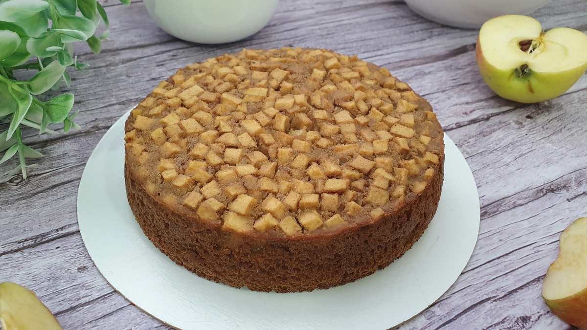 Постная шарлотка без яиц и молока: любимый десерт с новым вкусом