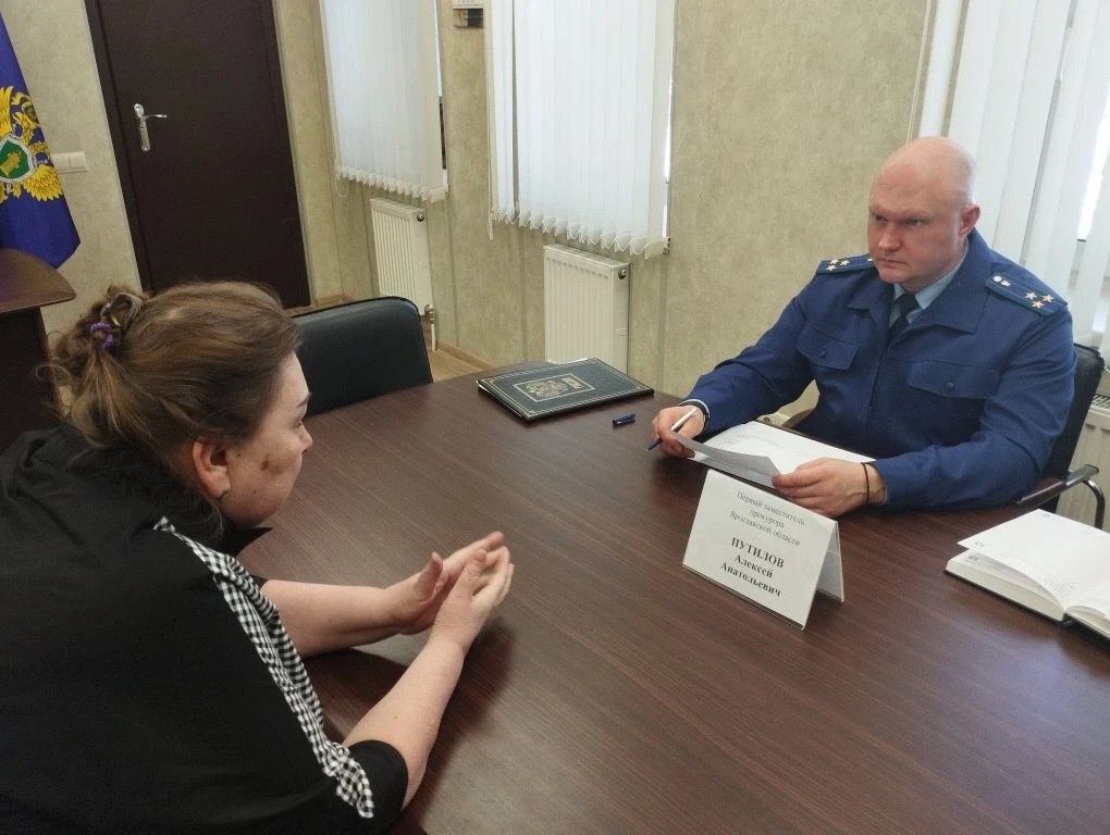 Первый заместитель прокурора Ярославской области Алексей Путилов в рамках выездной мобильной приемной прокуратуры региона провел личный прием жителей Заволжского района г. Ярославля Первый заместитель прокурора Ярославской области Алексей Путилов в рамках выездной мобильной приемной прокуратуры региона провел личный прием жителей Заволжского района г. Ярославля