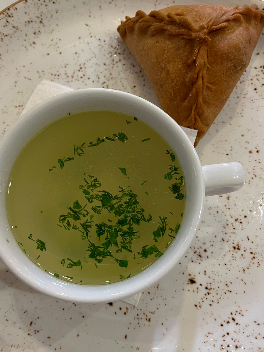 Ароматный куриный суп и пирожки: идеальный обед для души