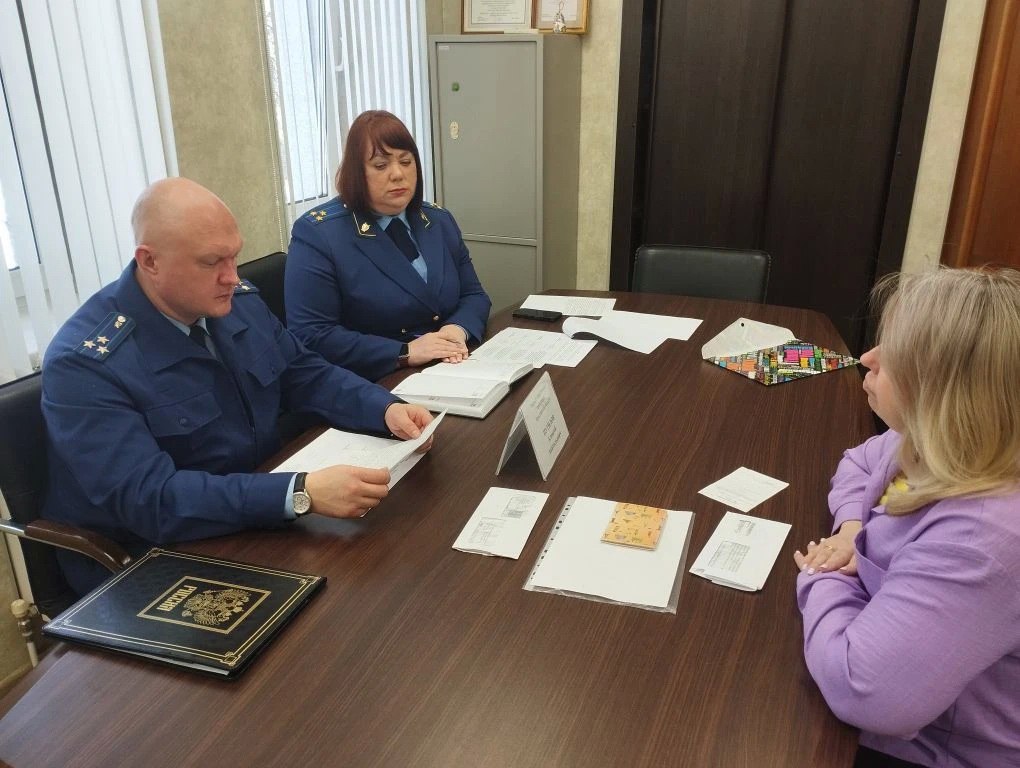 Первый заместитель прокурора Ярославской области Алексей Путилов в рамках выездной мобильной приемной прокуратуры региона провел личный прием жителей Заволжского района г. Ярославля Первый заместитель прокурора Ярославской области Алексей Путилов в рамках выездной мобильной приемной прокуратуры региона провел личный прием жителей Заволжского района г. Ярославля