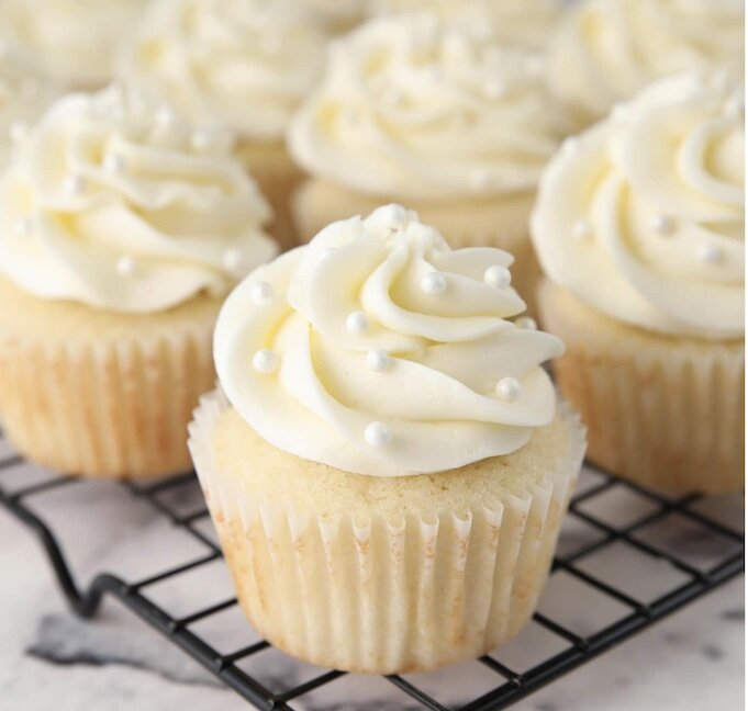 Как приготовить белоснежные капкейки с ярким кремом