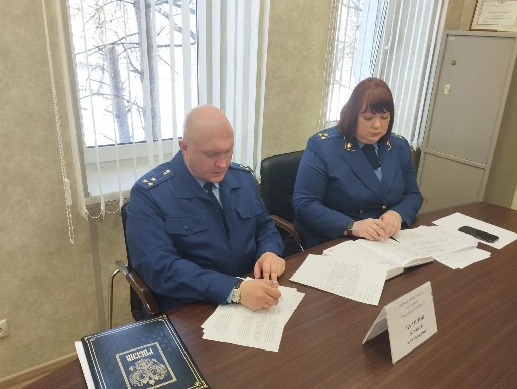 Первый заместитель прокурора Ярославской области Алексей Путилов в рамках выездной мобильной приемной прокуратуры региона провел личный прием жителей Заволжского района г. Ярославля Первый заместитель прокурора Ярославской области Алексей Путилов в рамках выездной мобильной приемной прокуратуры региона провел личный прием жителей Заволжского района г. Ярославля