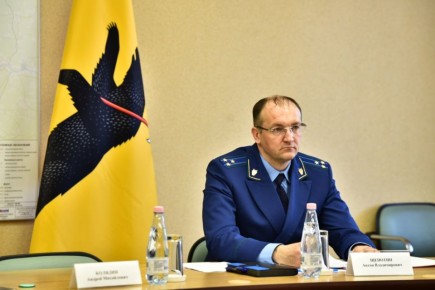 Начальник отдела по надзору за исполнением законодательства о противодействии коррупции прокуратуры Ярославской области Антон Щепотин выступил с докладом на заседании комиссии по координации работы по противодействию...