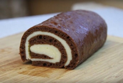 Сладкий угощение: рулет "Баунти" без выпечки