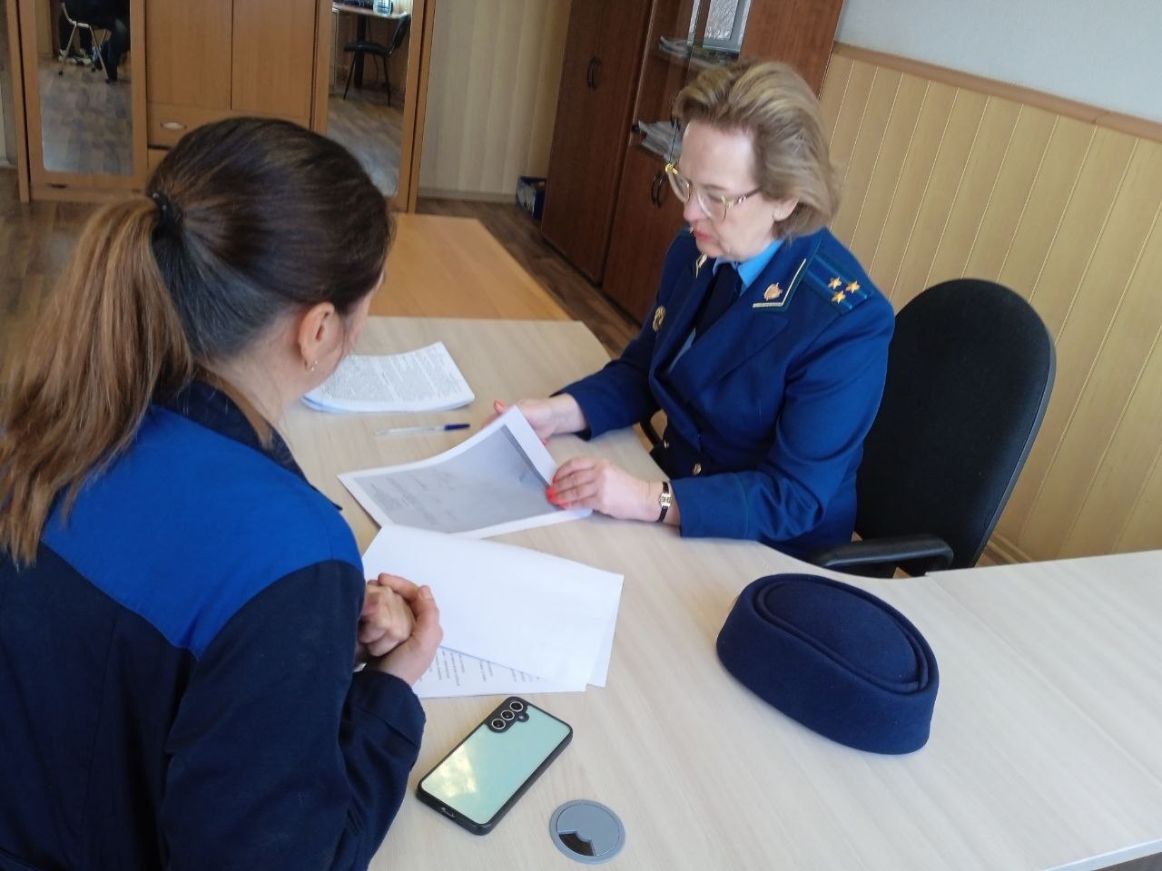 Тутаевский межрайонный прокурор Наталья Елисеева провела личный приём работников ООО "Феникс" Тутаевский межрайонный прокурор Наталья Елисеева провела личный приём работников ООО "Феникс"