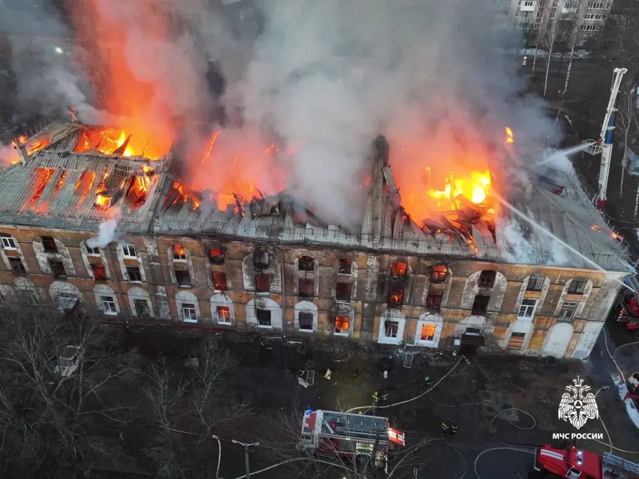 В Ярославле на улице Стачек из горящего дома спасли 68 жильцов