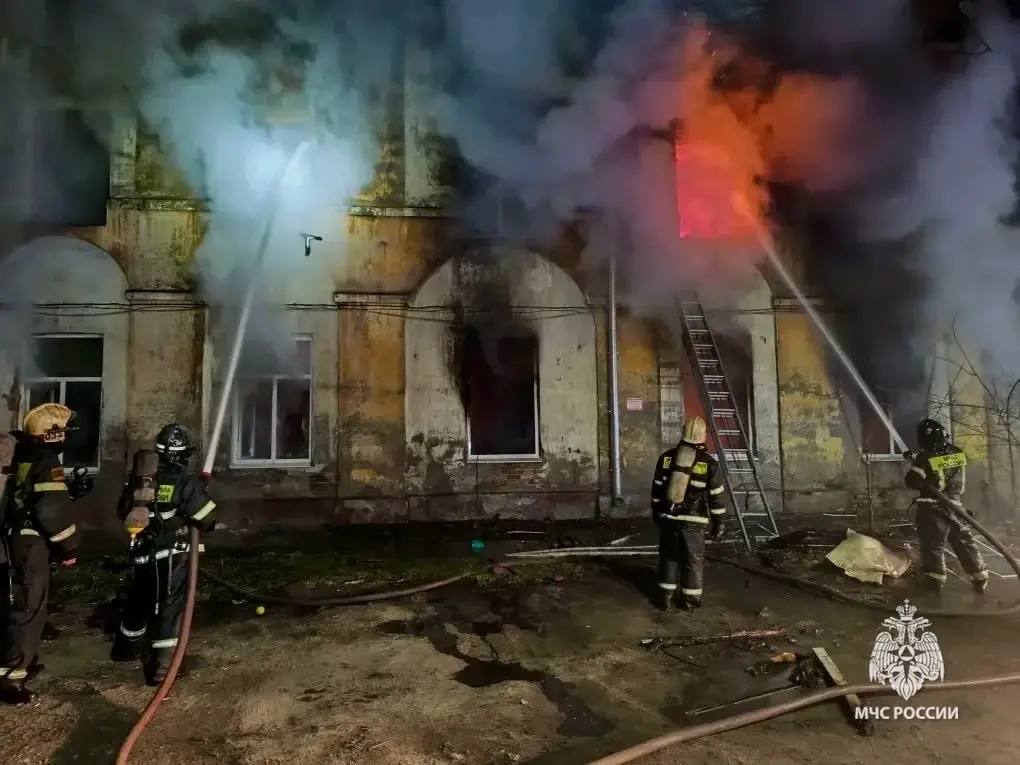 В Ярославле на улице Стачек из горящего дома спасли 68 жильцов В Ярославле на улице Стачек из горящего дома спасли 68 жильцов