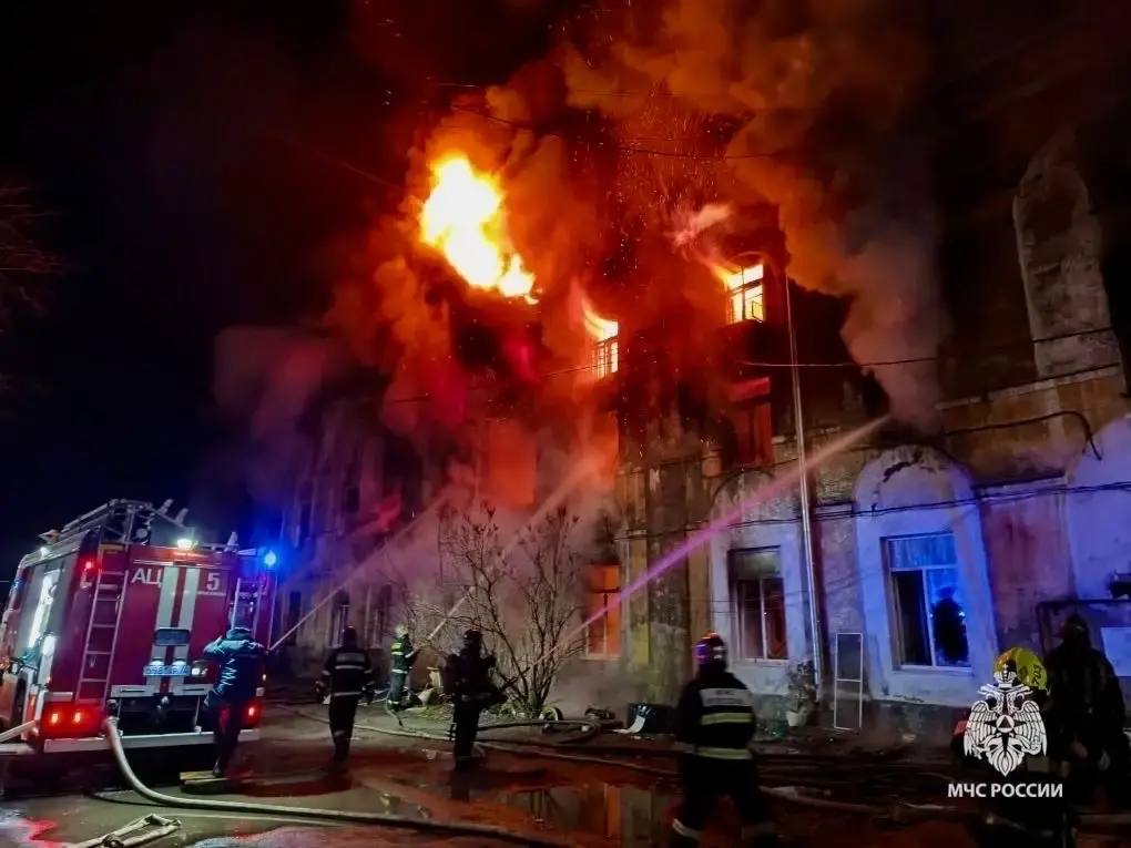 В Ярославле на улице Стачек из горящего дома спасли 68 жильцов В Ярославле на улице Стачек из горящего дома спасли 68 жильцов