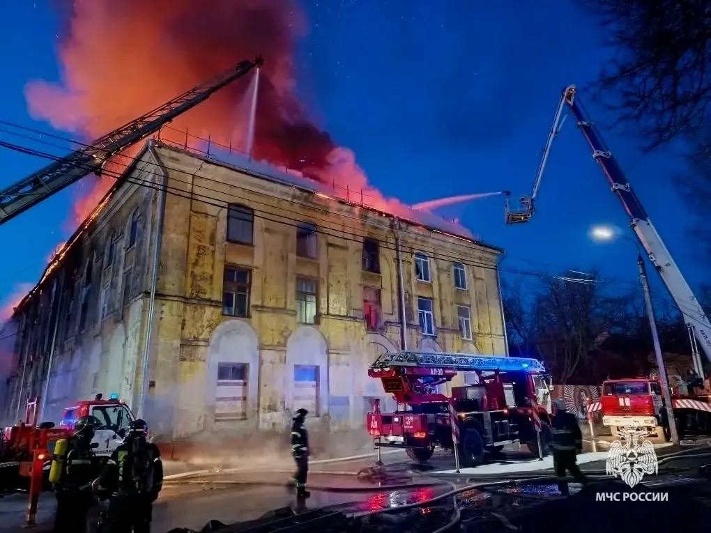 В Ярославле на улице Стачек из горящего дома спасли 68 жильцов В Ярославле на улице Стачек из горящего дома спасли 68 жильцов