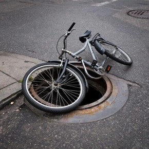 В Ярославле велосипедист угодил в открытый люк ливневой канализации и получил переломы