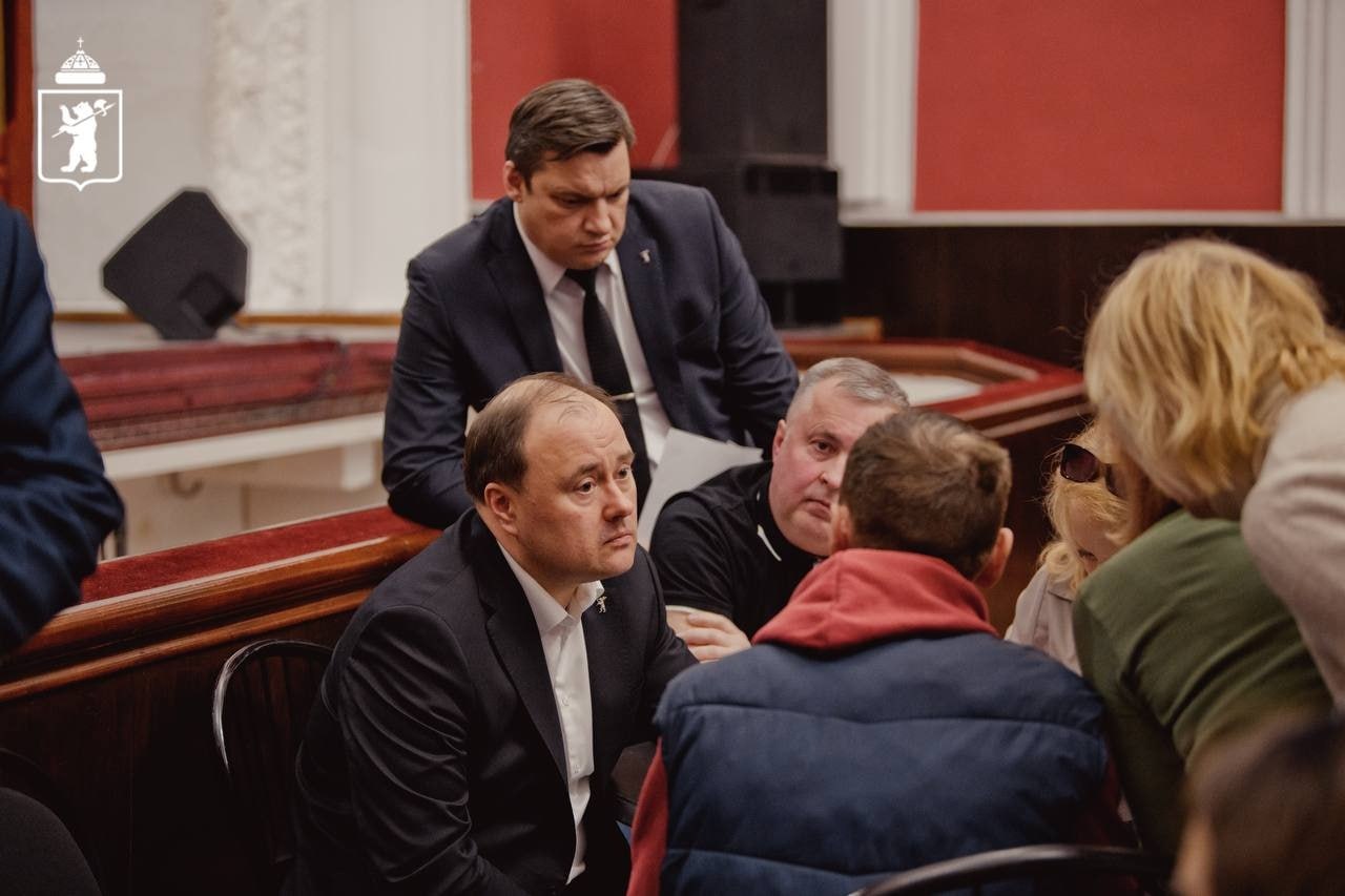 Мэр Ярославля встретился с пострадавшими от пожара жителями Мэр Ярославля встретился с пострадавшими от пожара жителями