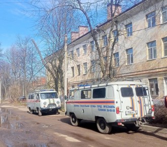 Спасатели Ярославля помогают жильцам сгоревшего дома