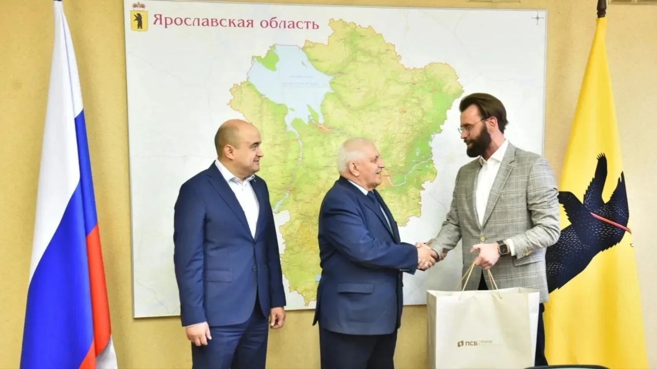 Михаил Евраев: Торжественно вручили тысячную карту жителя Ярославской области