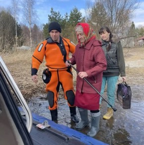 В Ярославской области спасатели эвакуировали 84-летнюю женщину с острова Юршинский