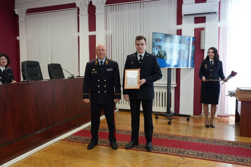 В Ярославле наградили лучших следователей органов внутренних дел В Ярославле наградили лучших следователей органов внутренних дел