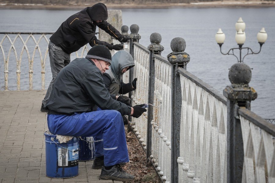 В Рыбинске в рамках субботника приводят в порядок малые архитектурные формы