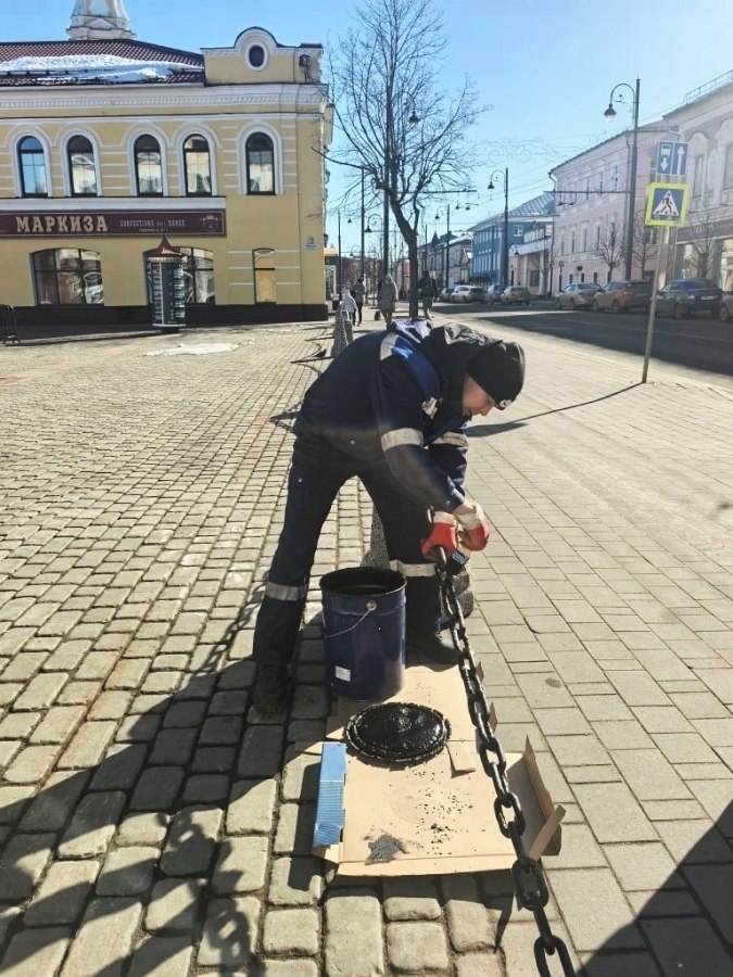 В Рыбинске в рамках субботника приводят в порядок малые архитектурные формы В Рыбинске в рамках субботника приводят в порядок малые архитектурные формы