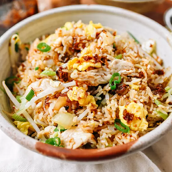 Жареный рис с курицей и соусом XO: ресторанный вкус у вас на кухне