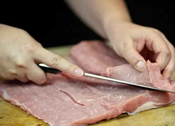 Необычный рулет из свинины с беконом и абрикосовым джемом: рецептура, которая удивит каждого