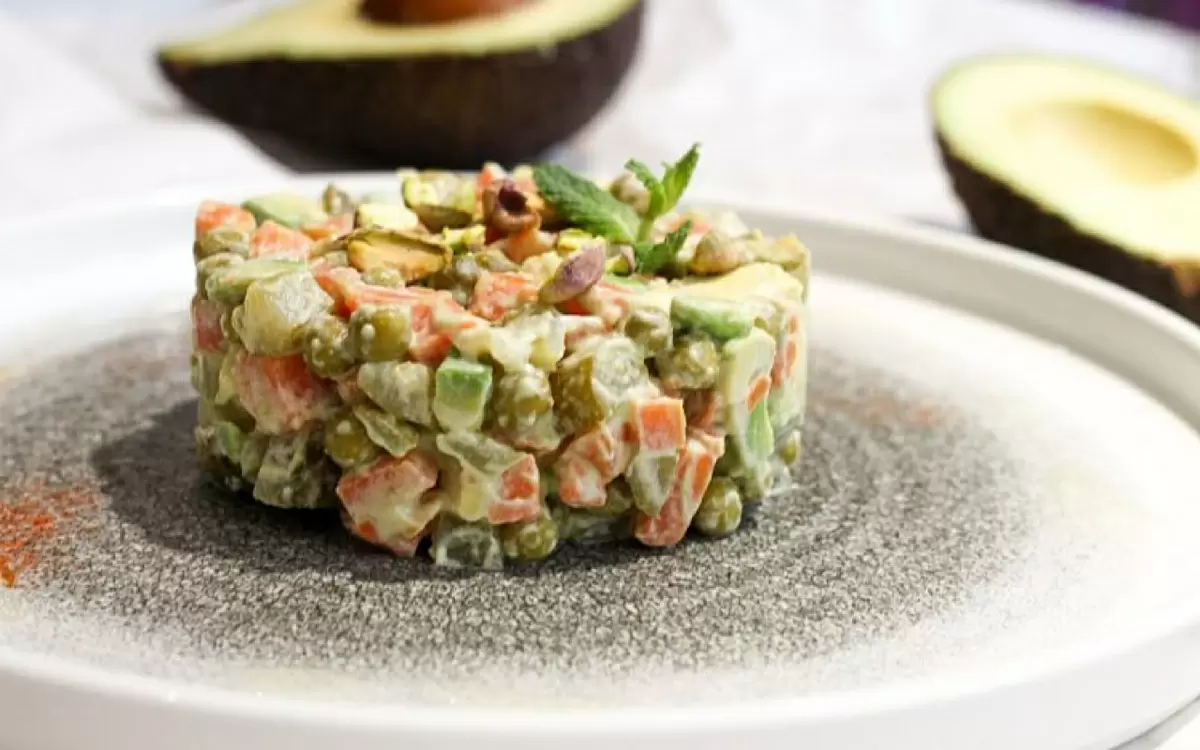 Оливье по-новому: удивительный салат с авокадо и курицей