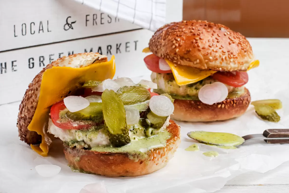 Как начать утро с аппетитом: идеальный бургер с куриным фаршем и Чеддером