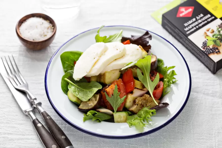 Овощи-гриль с моцареллой: яркость лета на вашем столе