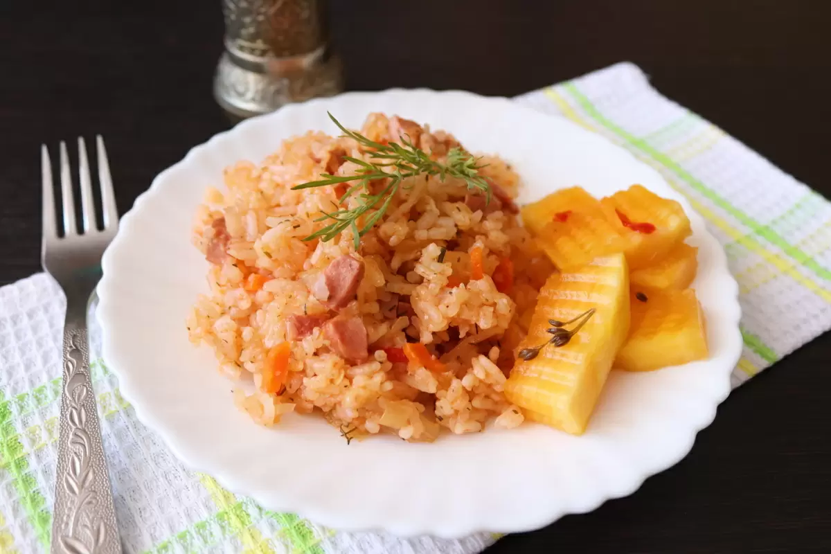 Сытный и ароматный рис с капустой и сосисками: легко и быстро