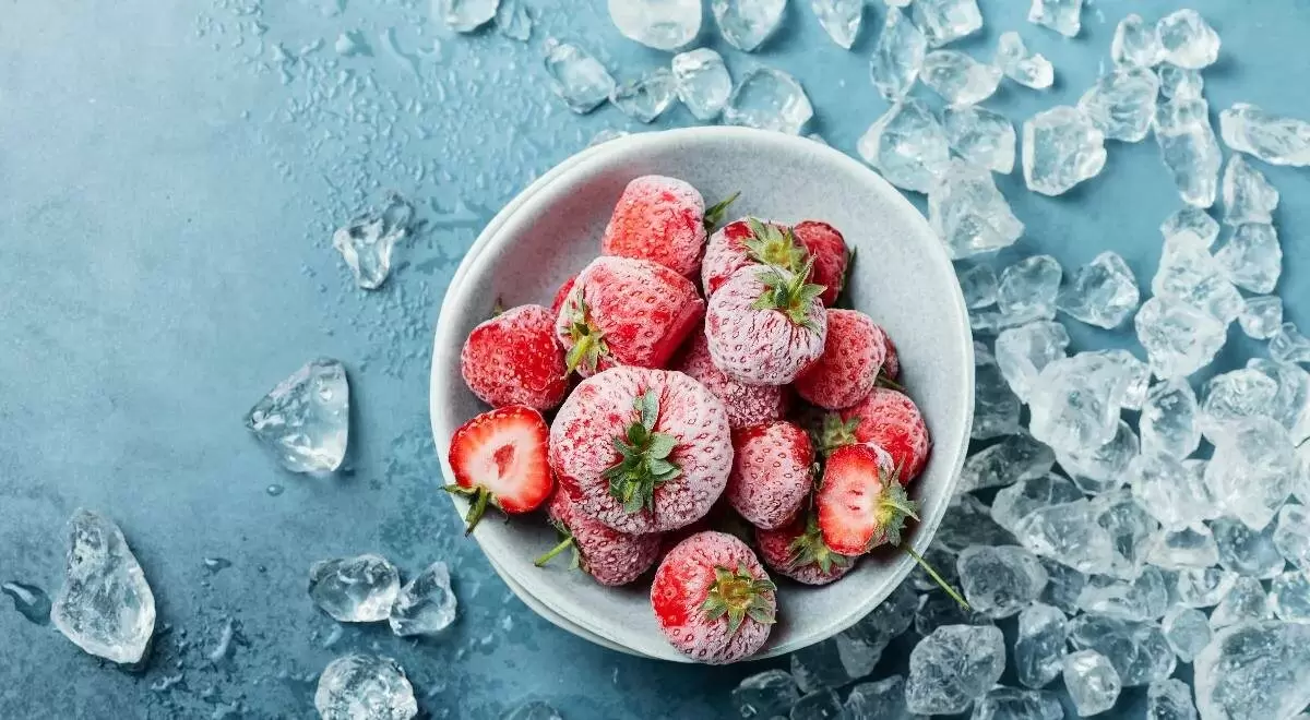 Как сохранить ягодный вкус лета: секреты заморозки клубники