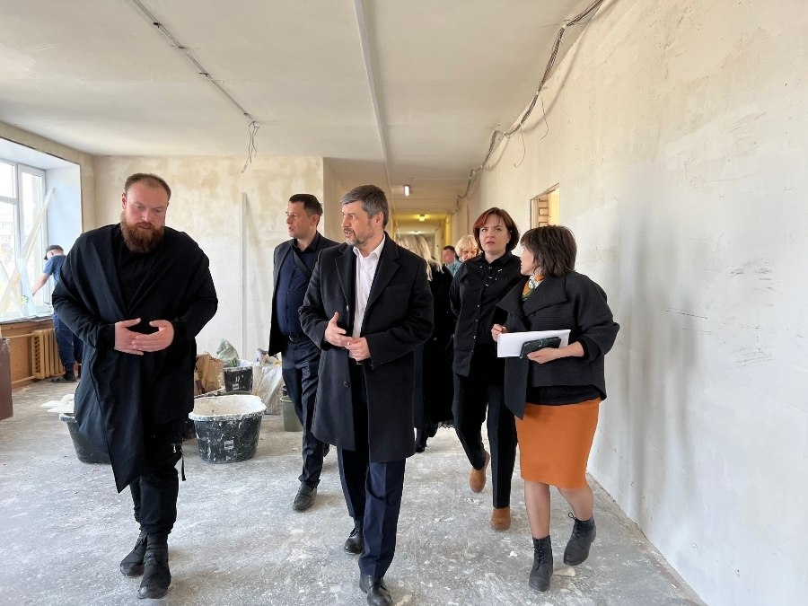 В лицее №2 идет капитальный ремонт здания В лицее №2 идет капитальный ремонт здания