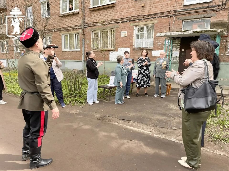 Ярославские коллективы поздравляют ветеранов с предстоящим праздником Дня Победы Ярославские коллективы поздравляют ветеранов с предстоящим праздником Дня Победы