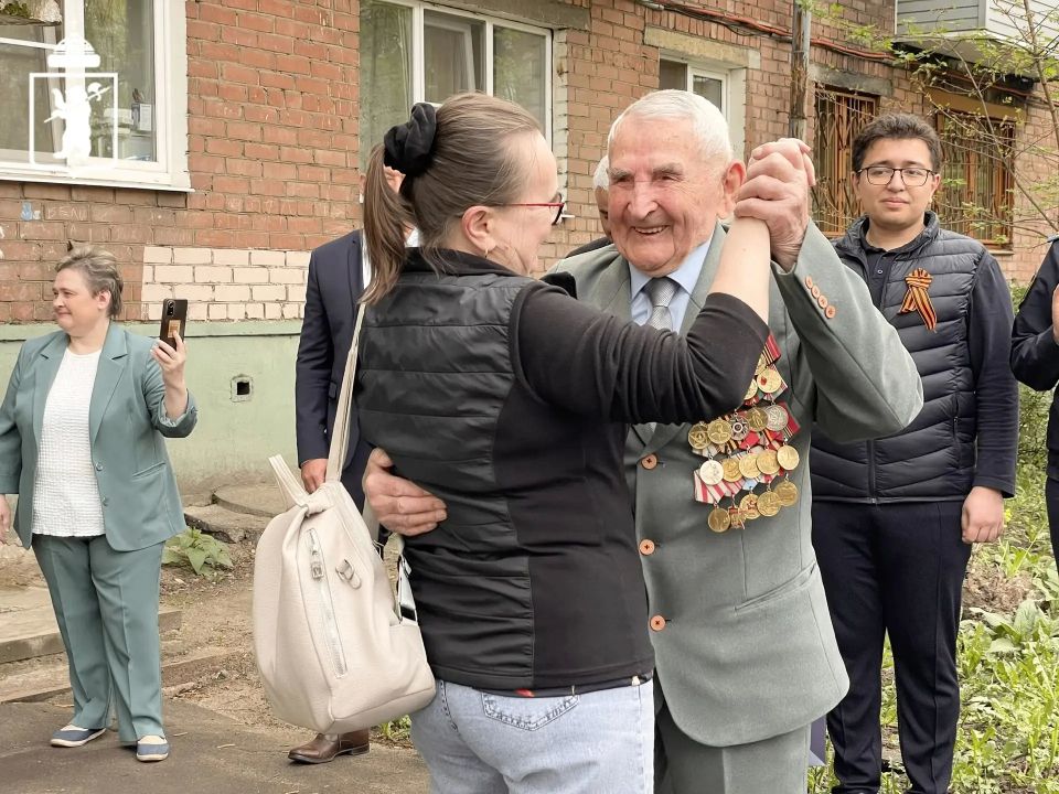 Ярославские коллективы поздравляют ветеранов с предстоящим праздником Дня Победы Ярославские коллективы поздравляют ветеранов с предстоящим праздником Дня Победы