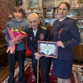 Сотрудник следственного отдела по Кировскому району города Ярославля следственного управления СК России по Ярославской области Анастасия Ушатова вместе со своим сыном Ильей навестили ветерана Великой Отечественной войны...