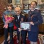 Сотрудник следственного отдела по Кировскому району города Ярославля следственного управления СК России по Ярославской области Анастасия Ушатова вместе со своим сыном Ильей навестили ветерана Великой Отечественной войны...
