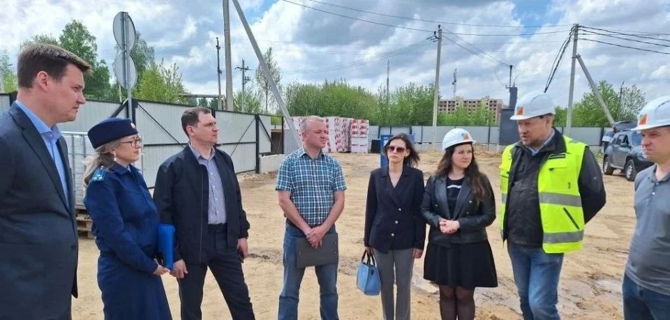 Начальник отдела по надзору за соблюдением прав, свобод и законных интересов несовершеннолетних прокуратуры Ярославской области Наталья Новожилова проверила ход строительства школы на 1100 месте в посёлке Красный Бор...
