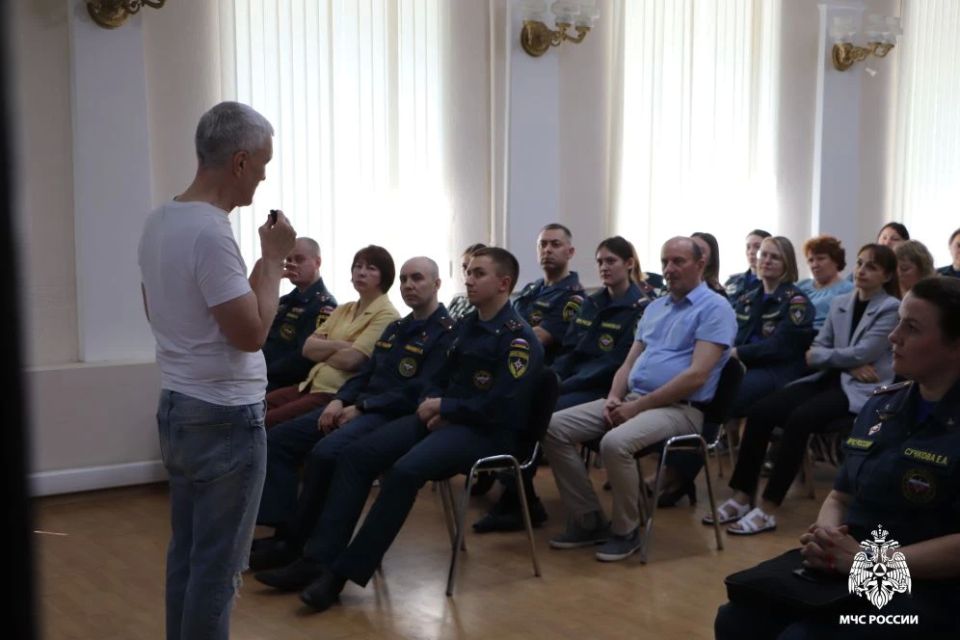 Сила в единстве: сотрудники МЧС России обсудили ключевые факторы Победы в Великой Отечественной войне и межконфессиональное согласие Сила в единстве: сотрудники МЧС России обсудили ключевые факторы Победы в Великой Отечественной войне и межконфессиональное согласие