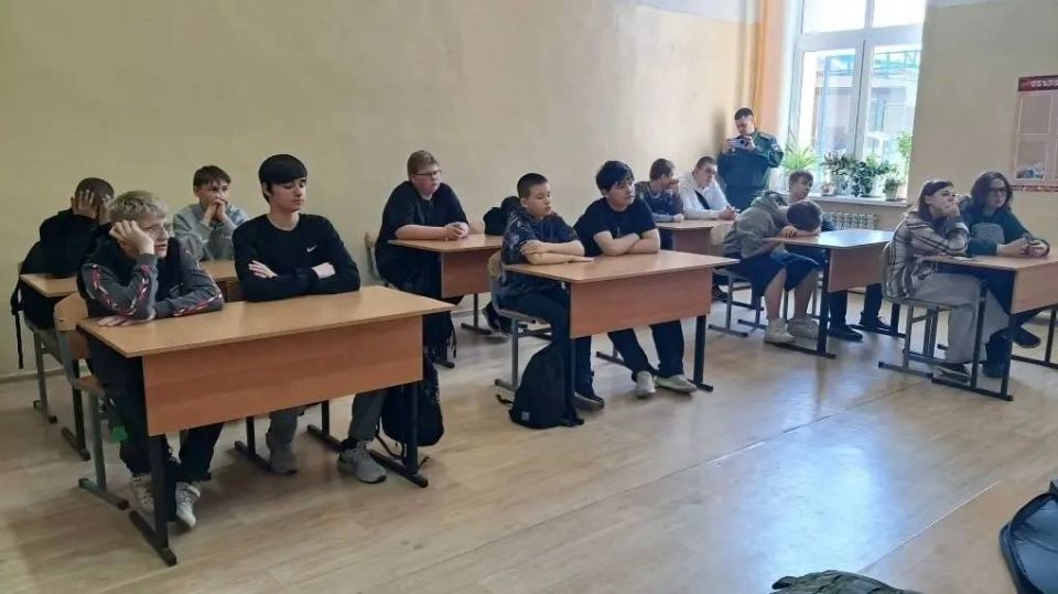Сотрудник регионального следственного управления СК России по Ярославской области совместно со следователями военного следственного отдела по Ярославскому гарнизону провели занятие в кадетском классе Сотрудник регионального следственного управления СК России по Ярославской области совместно со следователями военного следственного отдела по Ярославскому гарнизону провели занятие в кадетском классе