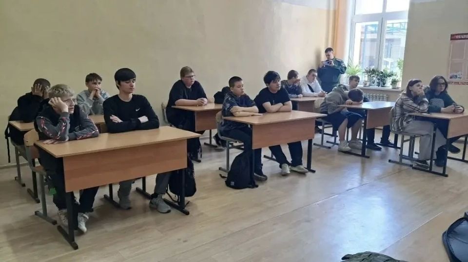 Сотрудник регионального следственного управления СК России по Ярославской области совместно со следователями военного следственного отдела по Ярославскому гарнизону провели занятие в кадетском классе Сотрудник регионального следственного управления СК России по Ярославской области совместно со следователями военного следственного отдела по Ярославскому гарнизону провели занятие в кадетском классе