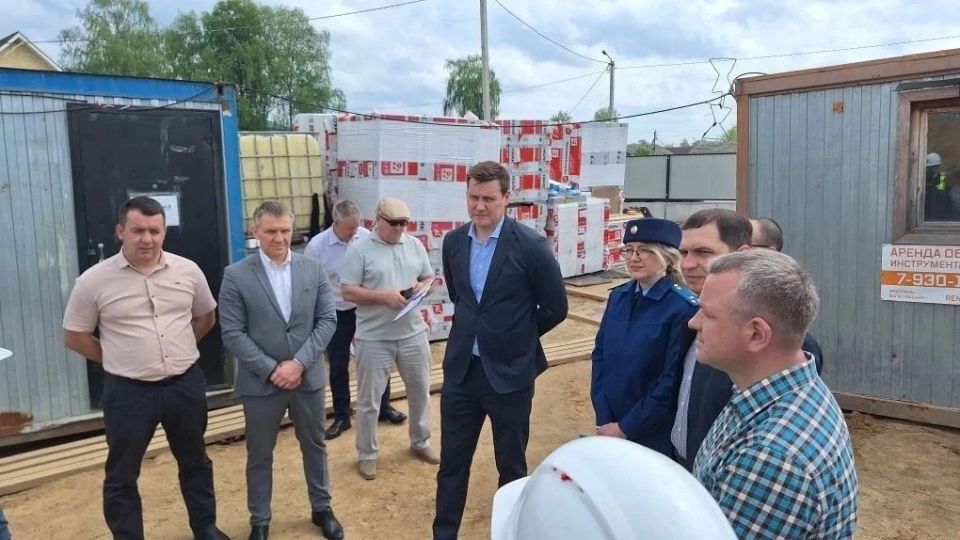 Начальник отдела по надзору за соблюдением прав, свобод и законных интересов несовершеннолетних прокуратуры Ярославской области Наталья Новожилова проверила ход строительства школы на 1100 месте в посёлке Красный Бор... Начальник отдела по надзору за соблюдением прав, свобод и законных интересов несовершеннолетних прокуратуры Ярославской области Наталья Новожилова проверила ход строительства школы на 1100 месте в посёлке Красный Бор...