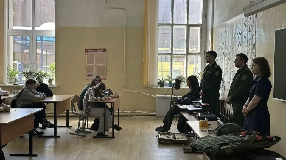 Сотрудник регионального следственного управления СК России по Ярославской области совместно со следователями военного следственного отдела по Ярославскому гарнизону провели занятие в кадетском классе Сотрудник регионального следственного управления СК России по Ярославской области совместно со следователями военного следственного отдела по Ярославскому гарнизону провели занятие в кадетском классе