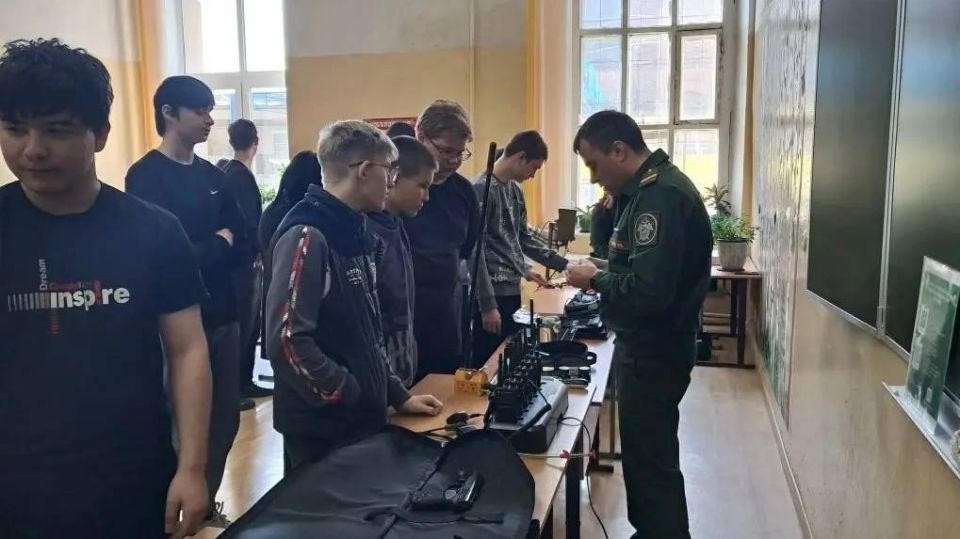 Сотрудник регионального следственного управления СК России по Ярославской области совместно со следователями военного следственного отдела по Ярославскому гарнизону провели занятие в кадетском классе Сотрудник регионального следственного управления СК России по Ярославской области совместно со следователями военного следственного отдела по Ярославскому гарнизону провели занятие в кадетском классе