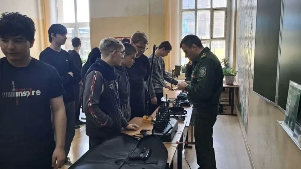 Сотрудник регионального следственного управления СК России по Ярославской области совместно со следователями военного следственного отдела по Ярославскому гарнизону провели занятие в кадетском классе Сотрудник регионального следственного управления СК России по Ярославской области совместно со следователями военного следственного отдела по Ярославскому гарнизону провели занятие в кадетском классе