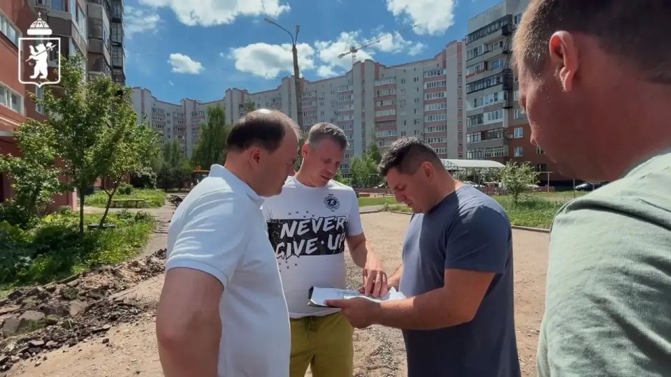 Мэр Ярославля Артём Молчанов проверил ход ремонтных работ на двух объектах Мэр Ярославля Артём Молчанов проверил ход ремонтных работ на двух объектах