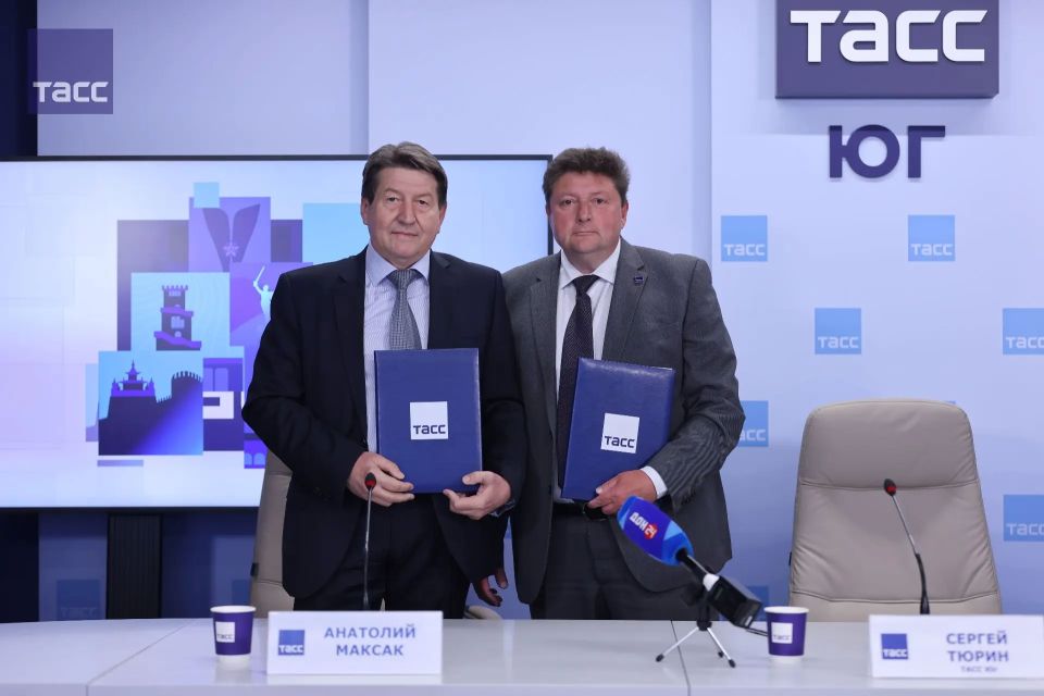 Руководители РИЦ "ТАСС Юг" Сергей Тюрин и "Дон-медиа" Анатолий Максак подписали соглашение о сотрудничестве между региональным информационным центром и медиахолдингом Руководители РИЦ "ТАСС Юг" Сергей Тюрин и "Дон-медиа" Анатолий Максак подписали соглашение о сотрудничестве между региональным информационным центром и медиахолдингом