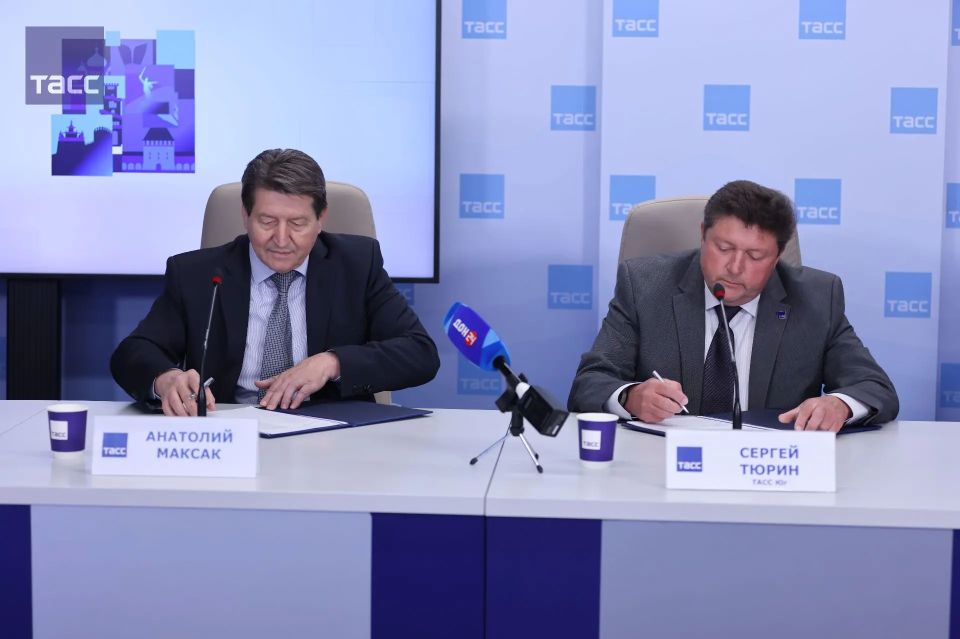 Руководители РИЦ "ТАСС Юг" Сергей Тюрин и "Дон-медиа" Анатолий Максак подписали соглашение о сотрудничестве между региональным информационным центром и медиахолдингом Руководители РИЦ "ТАСС Юг" Сергей Тюрин и "Дон-медиа" Анатолий Максак подписали соглашение о сотрудничестве между региональным информационным центром и медиахолдингом