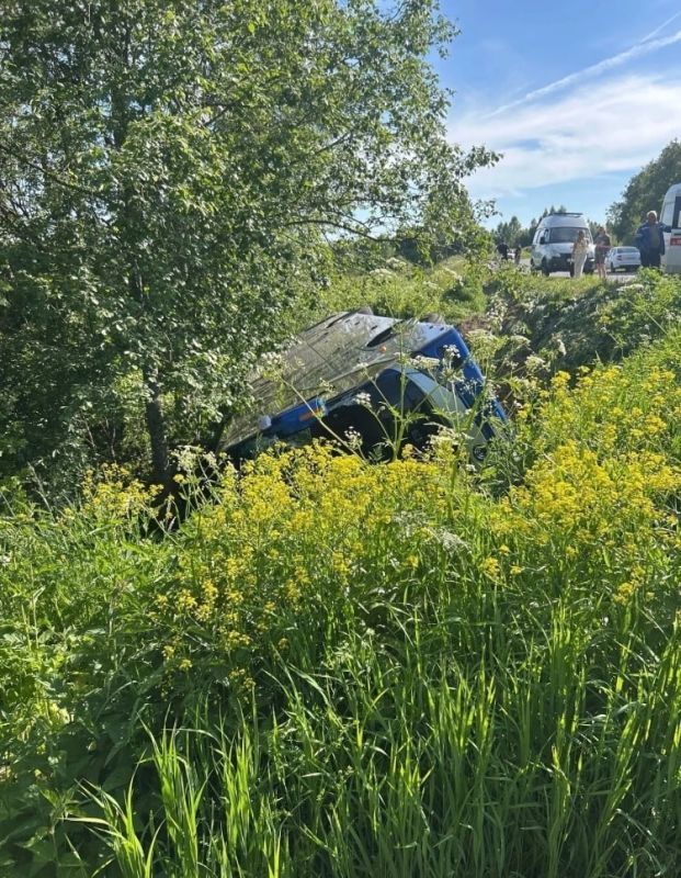 В Ярославской области перевернулся экскурсионный автобус