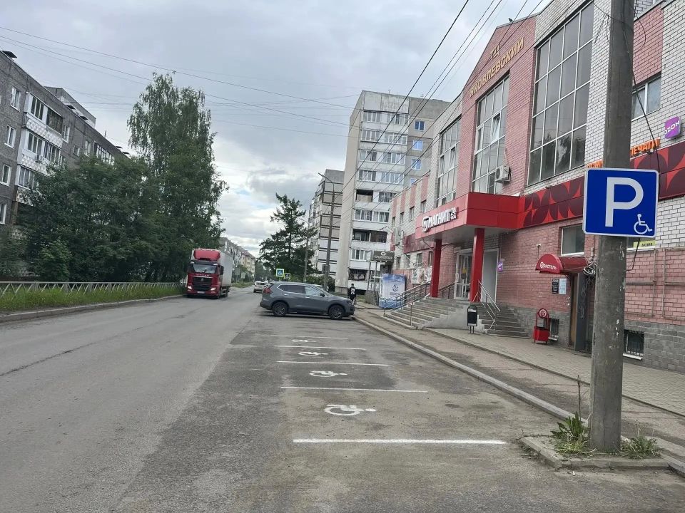После вмешательства прокуратуры Заволжского района г. Ярославля на парковке у торгового центра выделены места для инвалидов После вмешательства прокуратуры Заволжского района г. Ярославля на парковке у торгового центра выделены места для инвалидов
